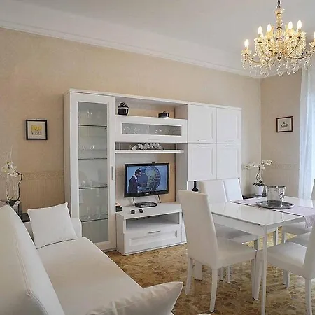 Sleeps 6 Air Con Wifi Apartment
